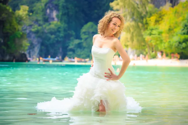 Blonde bruid in zeewater — Stockfoto
