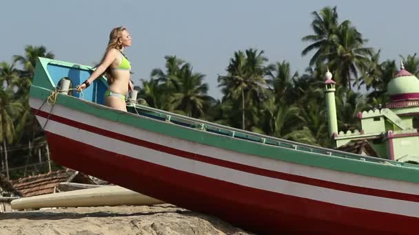 Pretty girl in swimsuit — Stock Video