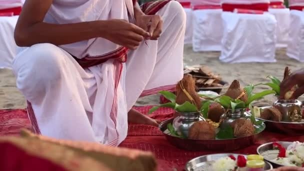 Brahmanes hindúes en ceremonia de boda — Vídeos de Stock