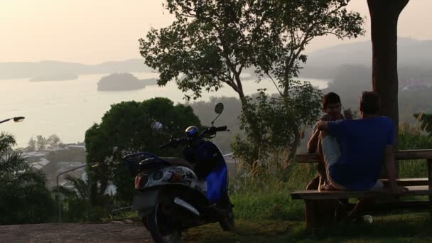 Uomini e scooter sopra il tramonto — Video Stock