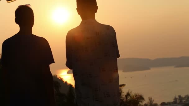 Toeristen spreken over zonsondergang — Stockvideo