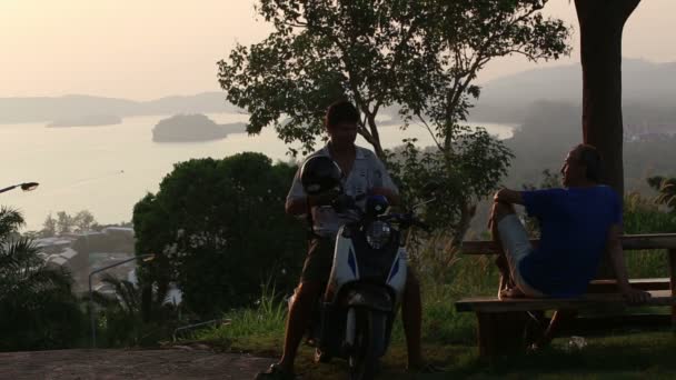 Hommes et scooter au coucher du soleil — Video