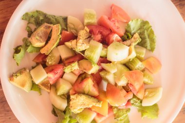 avokadolu sebze salatası.