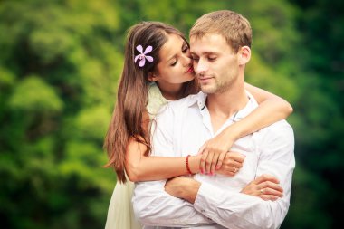 Gelin sarılma yakışıklı damat