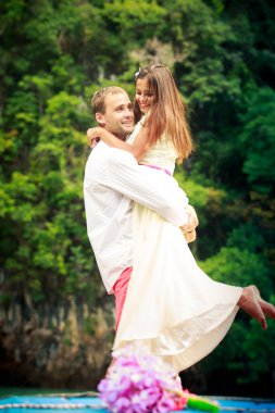 Yakışıklı damat sarılma esmer gelin