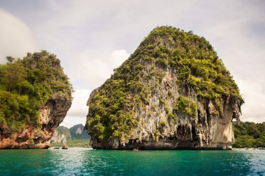 Cliffy Adası ile yeşilliklerle kaplı