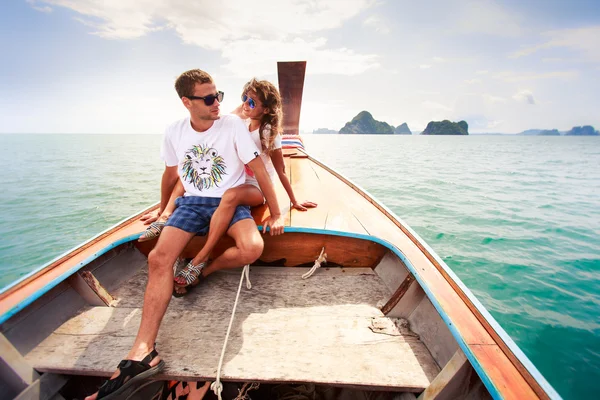 Chica con novio en barco de cola larga — Foto de Stock