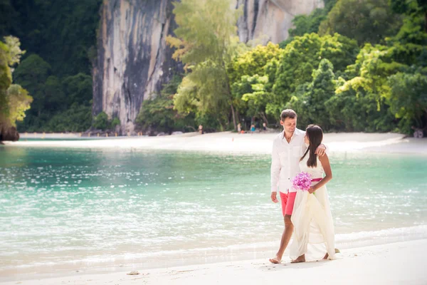 Stilig brudgummen med vackra brud på stranden — Stockfoto