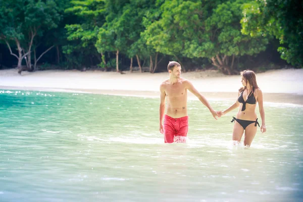 Brünette mädchen mit handsome mann im wasser — Stockfoto