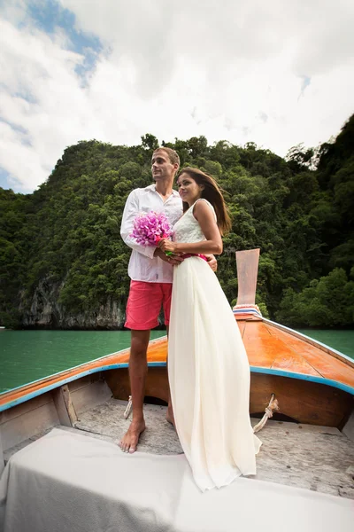 Handsome groom hugging brunette bride — Stock Photo, Image