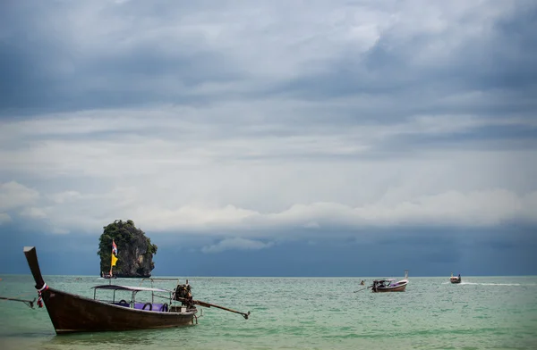 Barco de cola larga en un mar tranquilo — Foto de Stock