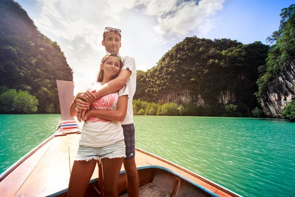 Fille avec copain sur longtail bateau — Photo