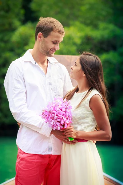 Handsome groom with brunette bride — Stock Photo, Image