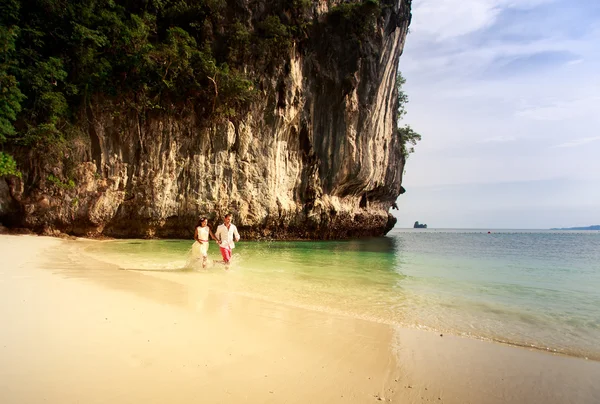 Groom with bride running on island bay — Stock Photo, Image