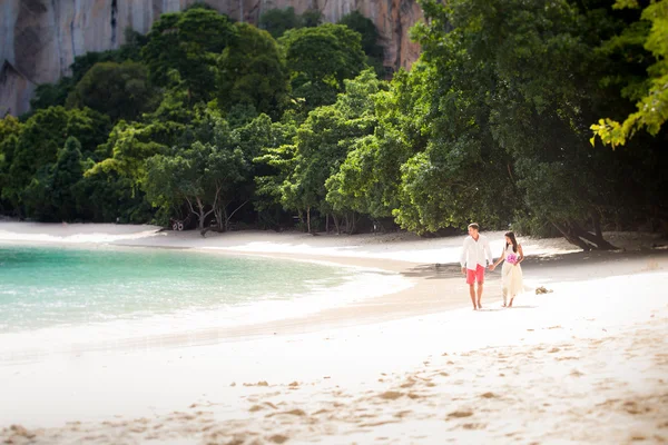 Knappe bruidegom met mooie bruid op strand — Stockfoto