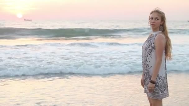 Hezká žena na pláži — Stock video