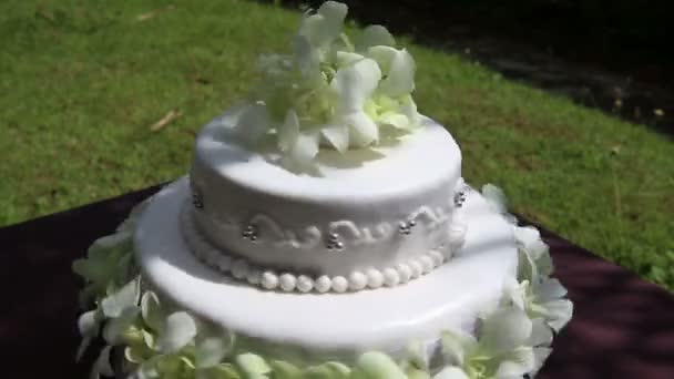 Pastel de boda con flores de orquídea — Vídeo de stock