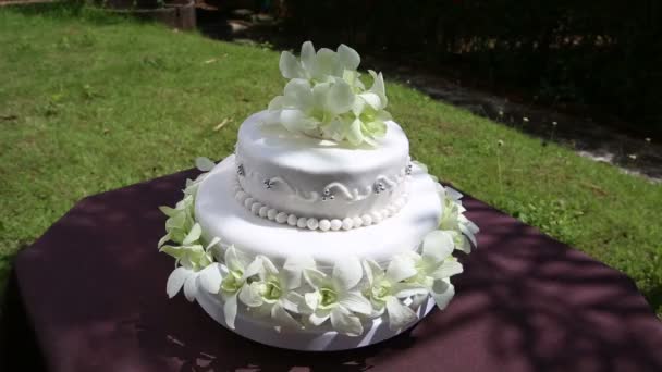 Bolo de casamento com flores de orquídea — Vídeo de Stock