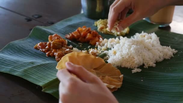 Ινδικό ρύζι με επίπεδη κέικ — Αρχείο Βίντεο