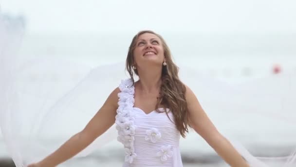 Sposa in abito sulla spiaggia tropicale — Video Stock