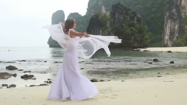 Braut im Kleid am tropischen Strand — Stockvideo