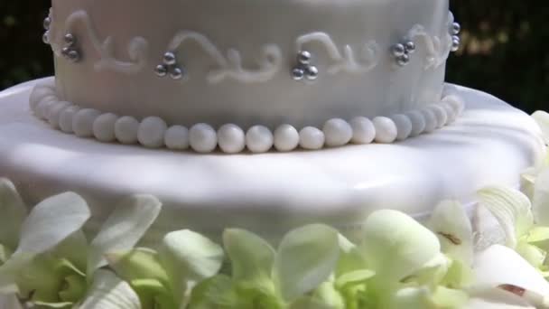 Pastel de boda con flores de orquídea — Vídeos de Stock