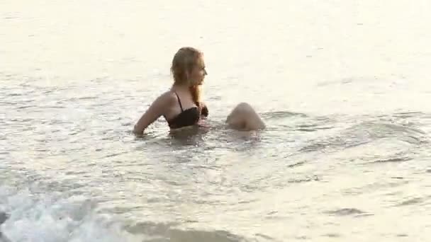 Blond kvinna avkopplande i havet — Stockvideo