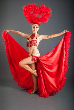 Kırmızı kostümlü genç dansçı