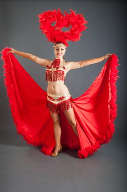Kırmızı kostümlü genç dansçı