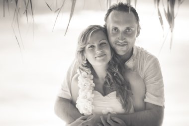 damat gülümseme ve gelin kucaklayan