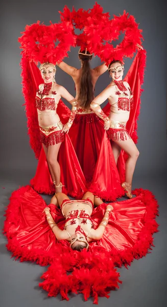 Dançarinos em trajes orientais — Fotografia de Stock