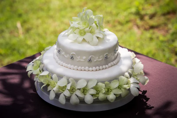 Große Hochzeitstorte mit weißen Orchideen und Perlen — Stockfoto