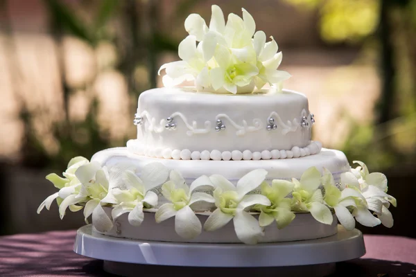 Große Hochzeitstorte mit weißen Orchideen und Perlen — Stockfoto