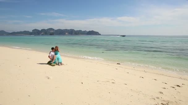 夫妇在热带岛屿上 — 图库视频影像