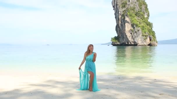 Asiatique blonde femme en robe bleue — Video