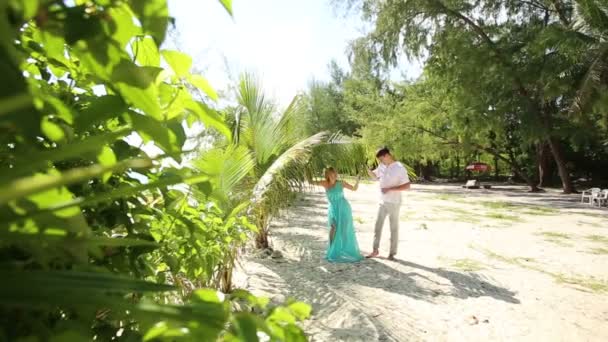 Pareja en isla tropical — Vídeo de stock