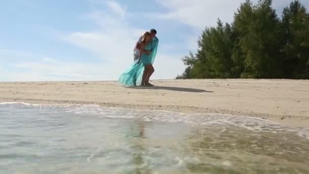 Couple on tropical island — Stock Video
