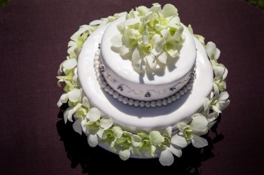 büyük beyaz düğün pastası