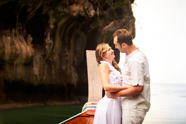 Sposa bionda guarda bello sposo — Foto Stock