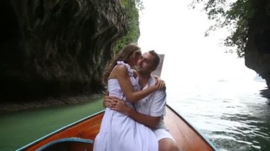 Gelin ve damat longtail teknede