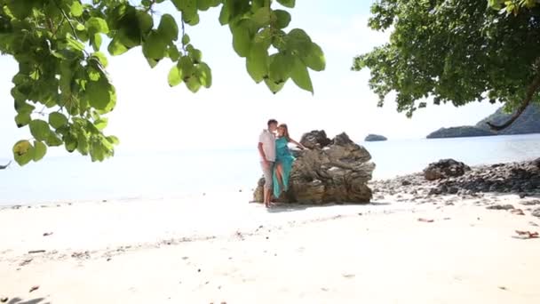 Pareja en isla tropical — Vídeos de Stock