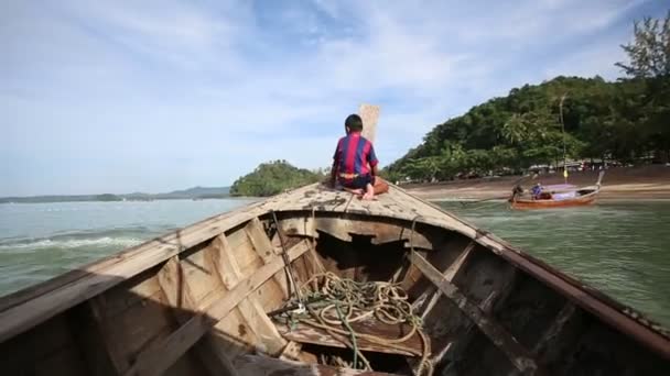 Aziatisch jongen op longtail boot stern — Stockvideo