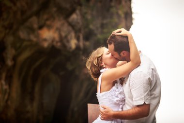 Gelin ve damat öpüşüyor.