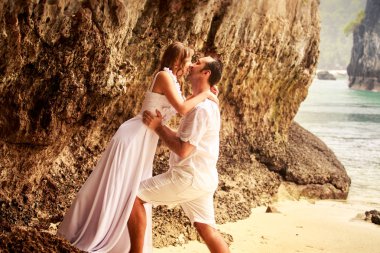 Sahilde öpüşme gelin damat