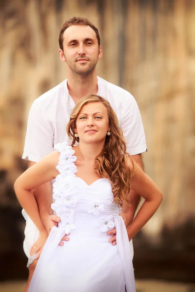 Mariée heureuse et beau marié — Photo