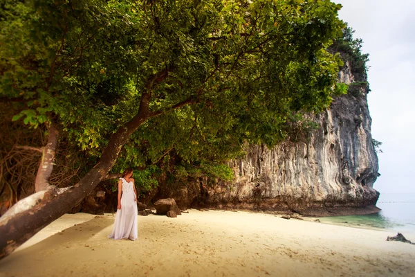 Bruden i poserar på stranden — Stockfoto