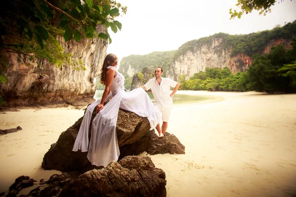 Happy bride and handsome groom — Stock Photo, Image