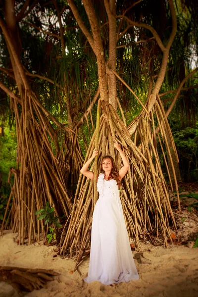 Bride in posing on beach — Stock Photo, Image