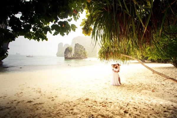 Happy bride and handsome groom — Stock Photo, Image