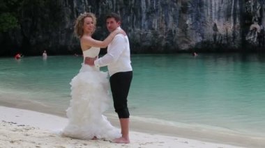 Elbise ve adada yakışıklı damat gelin